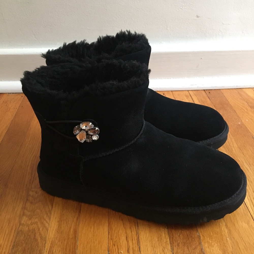 Ugg’s Mini Bailey Button Size 10 Black